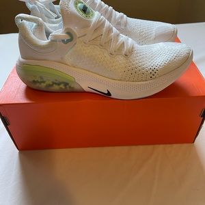 Woman’s Nike joyride run Flyknit shoes. Size 6 White